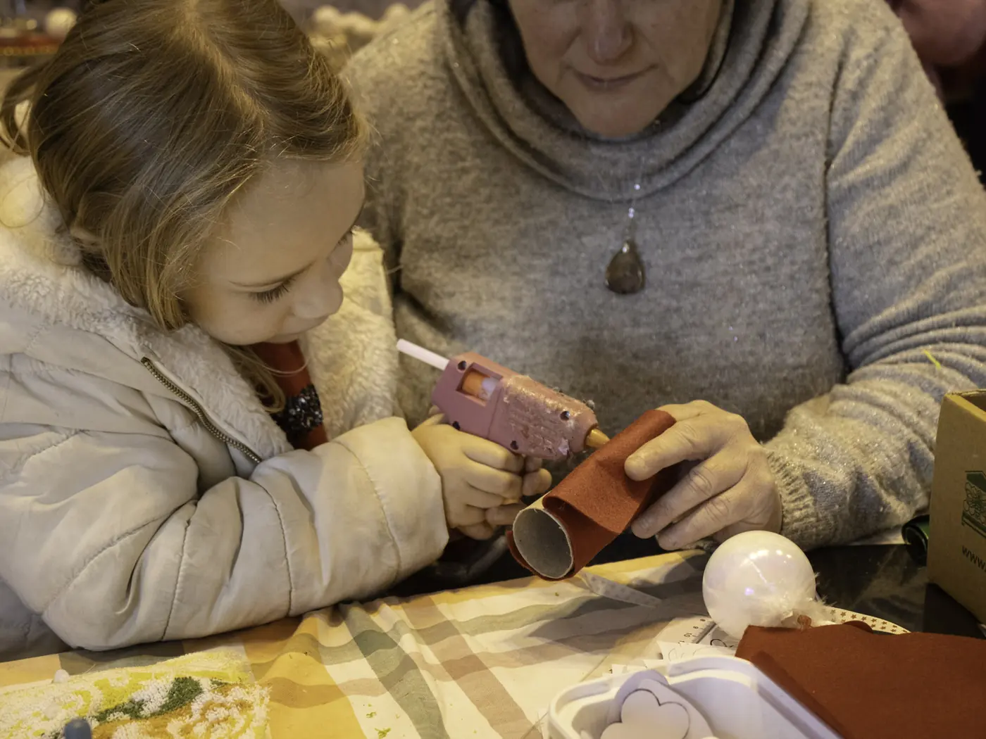 Des mains qui tournent un pot sur un tour de potier